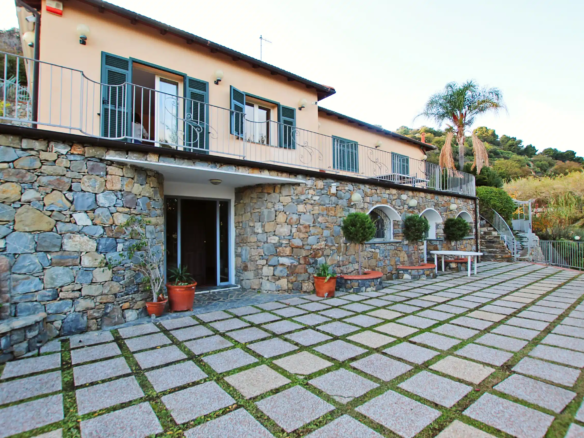 Moradia com piscina a poucos passos do mar - Sanremo