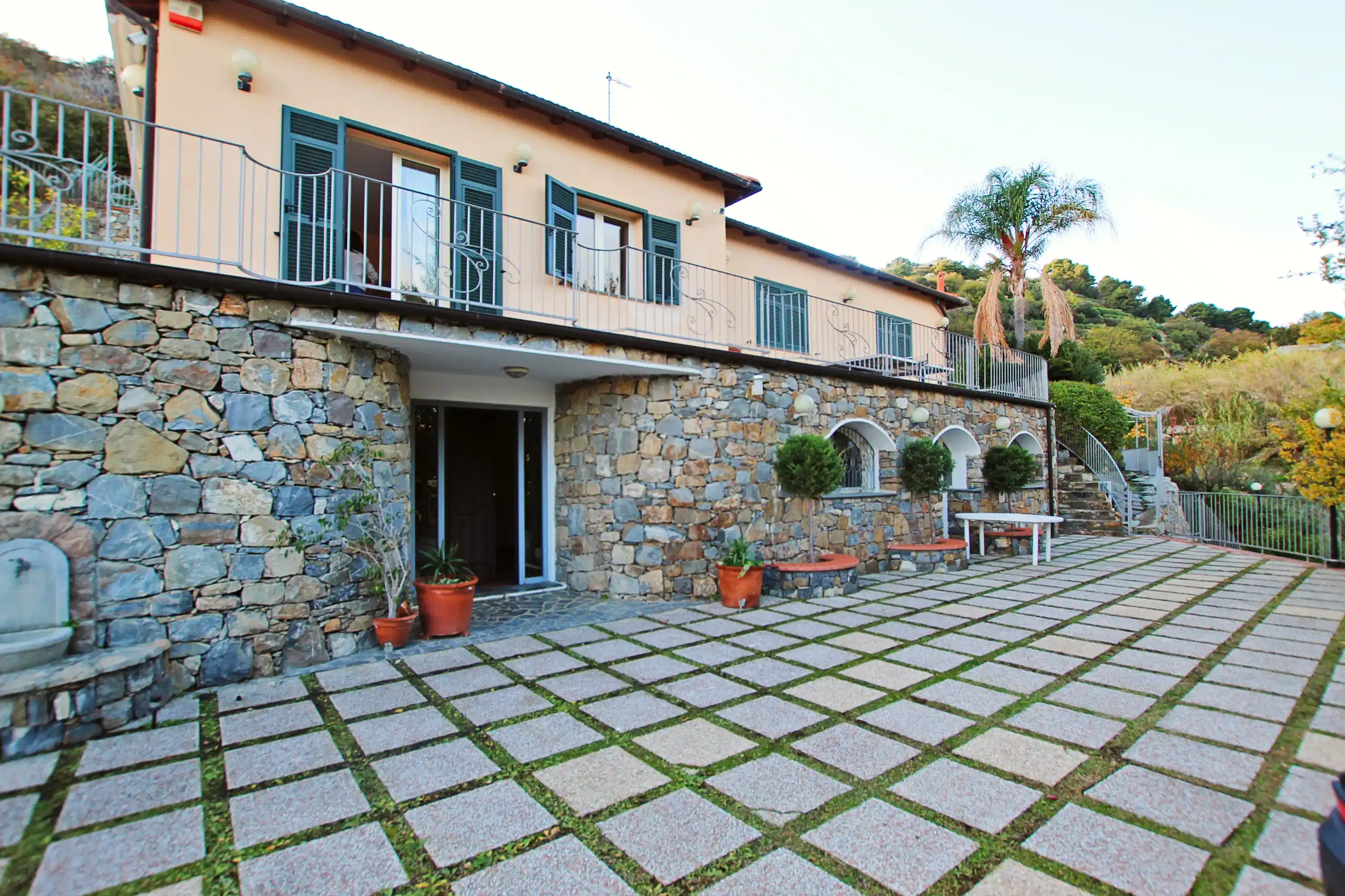 Villa med pools kun få skridt fra havet - Sanremo