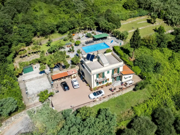 Villa con piscina vista mar Noli