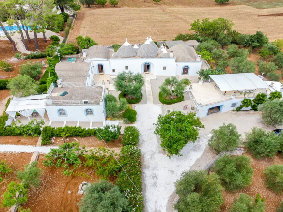 Tenuta Con Vista Panoramica, 2 Piscine E Ampio Giardino A Ceglie Messapica, Puglia