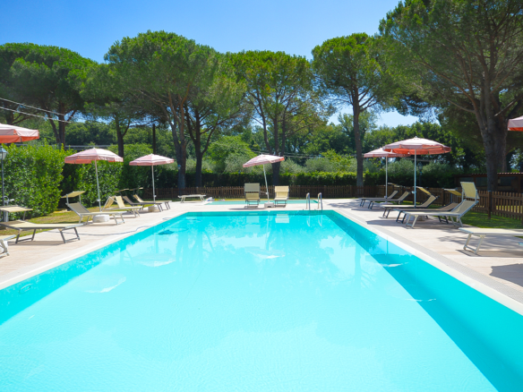 Eldgammel eiendom med 3 gårdshus og bassenger på grensen mellom Umbria og Toscana