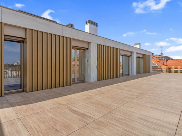 Prestigeträchtiges Penthouse mit Pool und Panoramaterrasse in Mailand