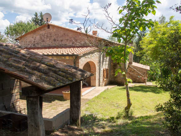 Boerderij met wijngaard in het hart van het Toscaanse platteland