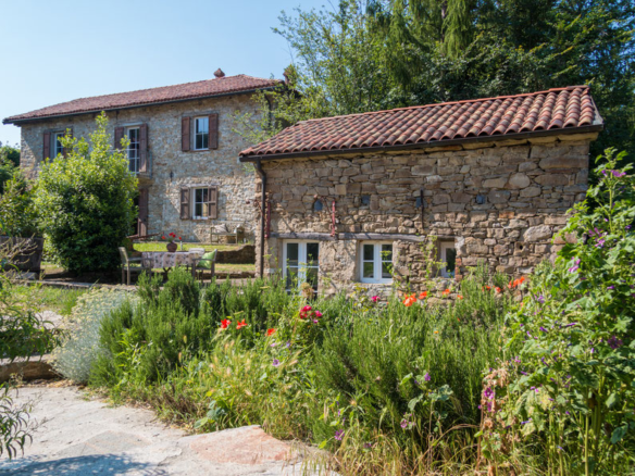 Gerenoveerd dorp met adembenemend uitzicht en zwembad in het hart van de Langhe