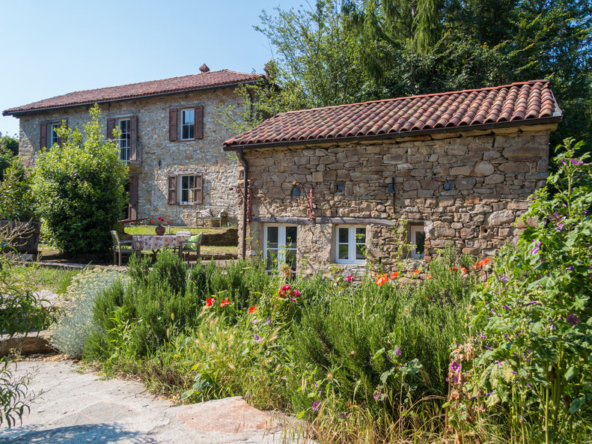 Borgo Ristrutturato Con Vista Mozzafiato E Piscina Nel Cuore Delle Langhe