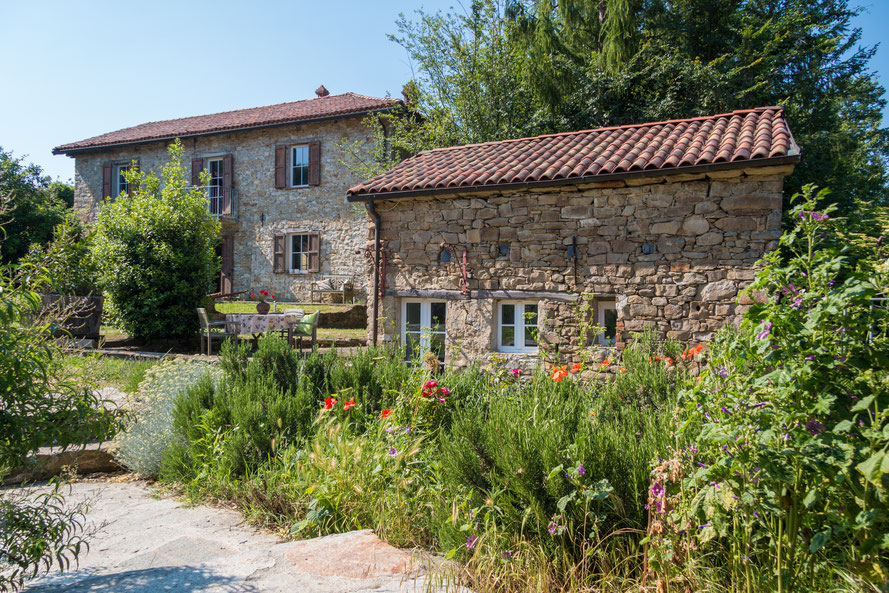 Gerenoveerd dorp met adembenemend uitzicht en zwembad in het hart van de Langhe