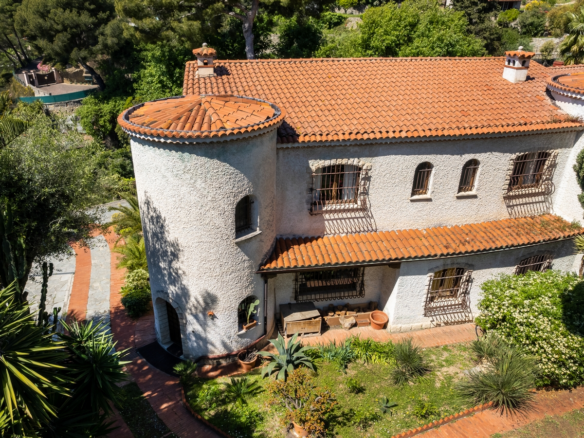 Charakteristische Villa mit Meerblick und Garten in Bordighera