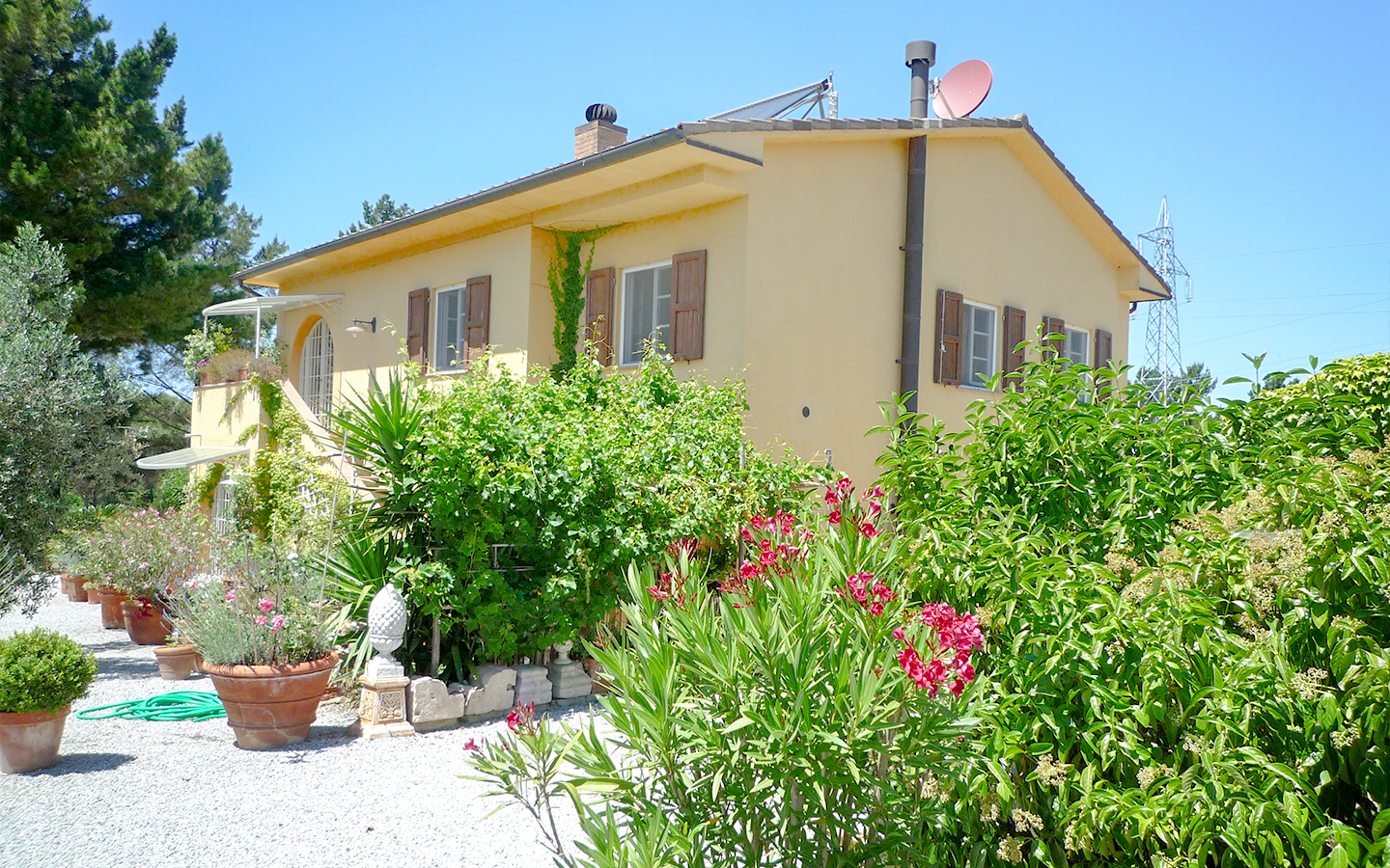 Casale Con Piscina A Sfioro