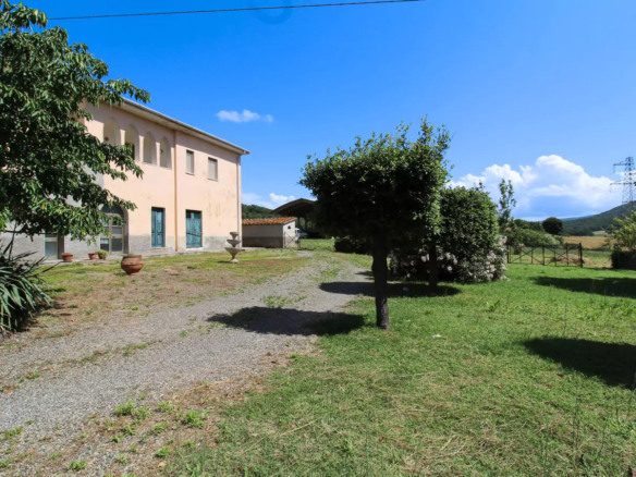 Boerderij voor renovatie met land in Montecatini