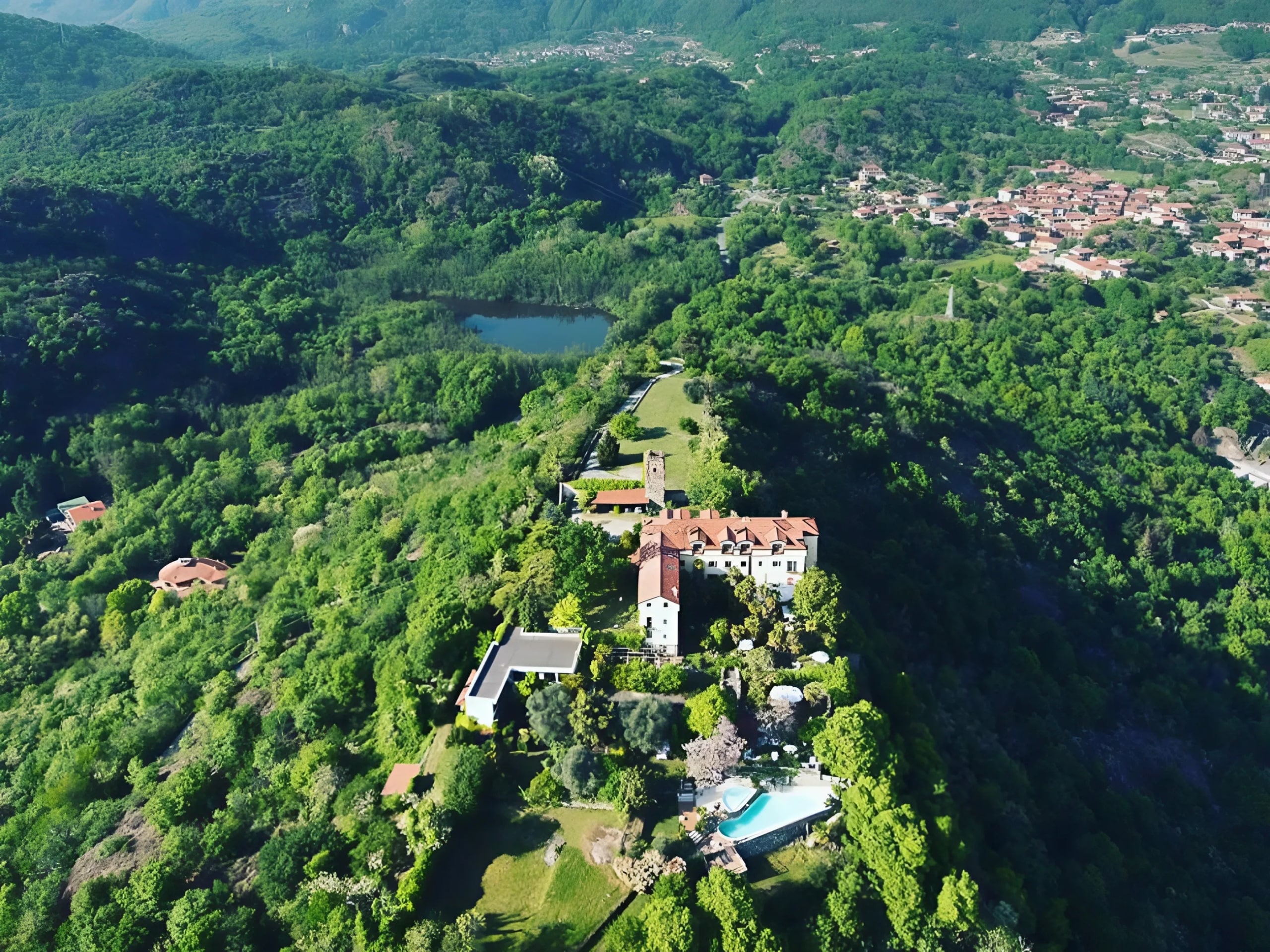 Renoviertes Schloss aus dem 17. Jahrhundert mit Pool und Blick auf den Sirius-See