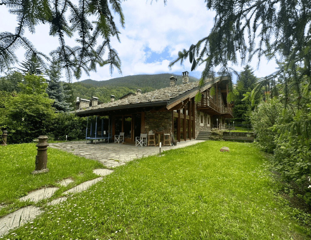 Modernes Chalet im Herzen von Courmayeur mit Blick auf den Mont Blanc