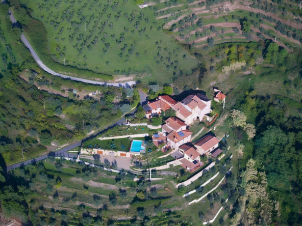 Complesso Residenziale Situato In Posizione Panoramica E Dominante Tra Le Colline Toscane