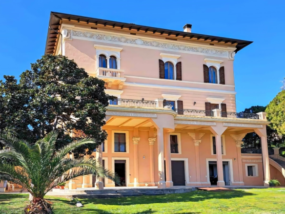 Fine Art Nouveau House With Panoramic Park