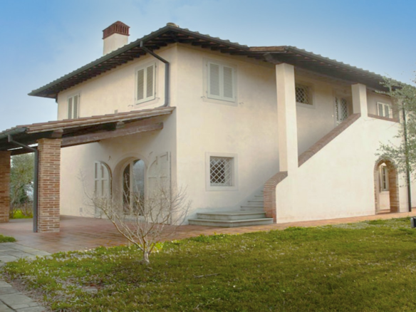 Elegant vastgoedcomplex met zwembad in Palaia