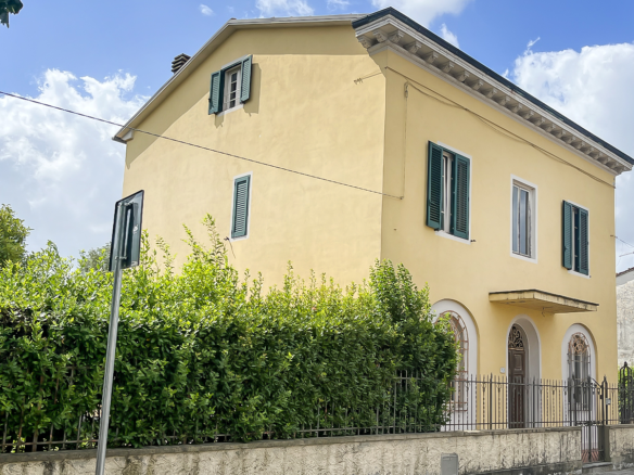 Elegante Liberty Villa met Grote Tuin 1 km van het Historisch Centrum van Lucca