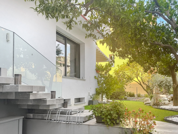 Elegante Villa Plurifamiliare Con Ampi Spazi e Terrazza Panoramica a Spotorno