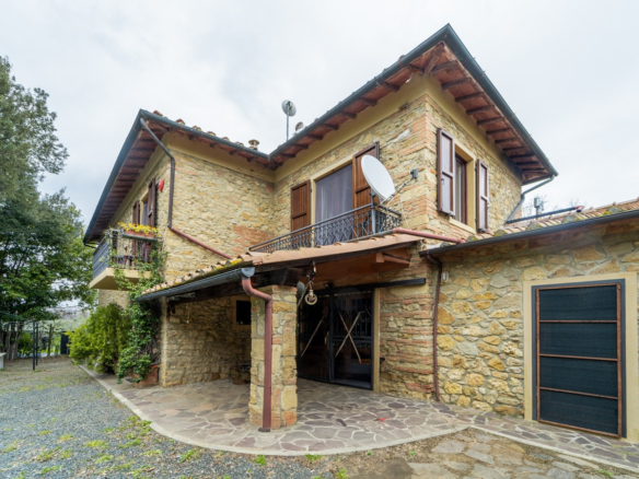 Elegante Villa Storica Del 1500 Con Vista Panoramica E Giardino A Cecina
