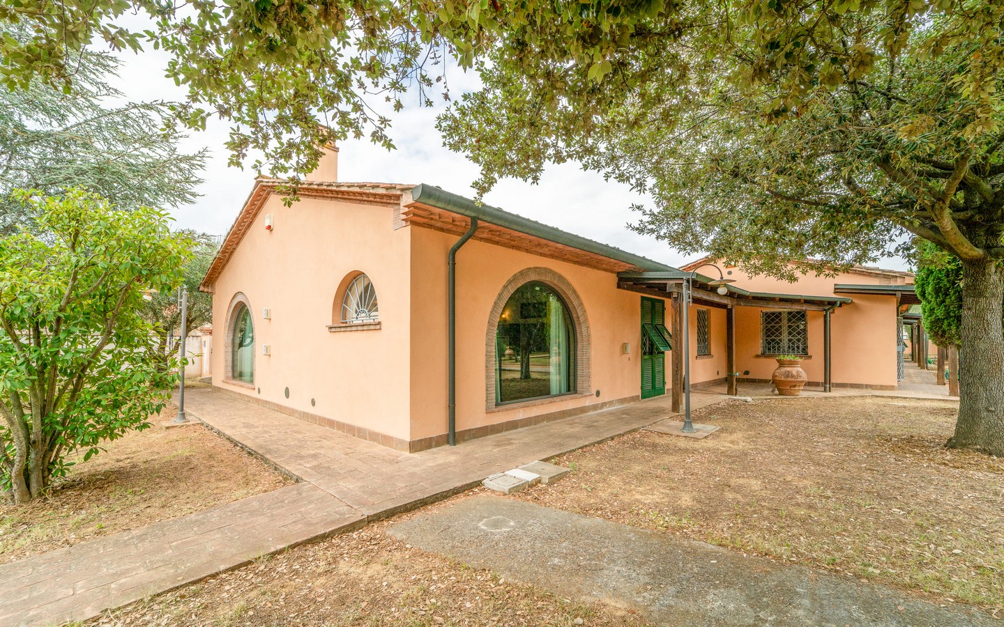 Elegante Villa Toscana Con Ampio Parco A Cecina