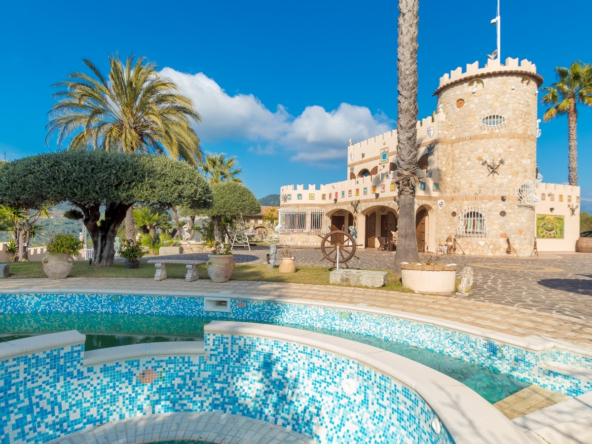 Esclusiva Villa Con Architettura Medievale E Piscina A Camporosso