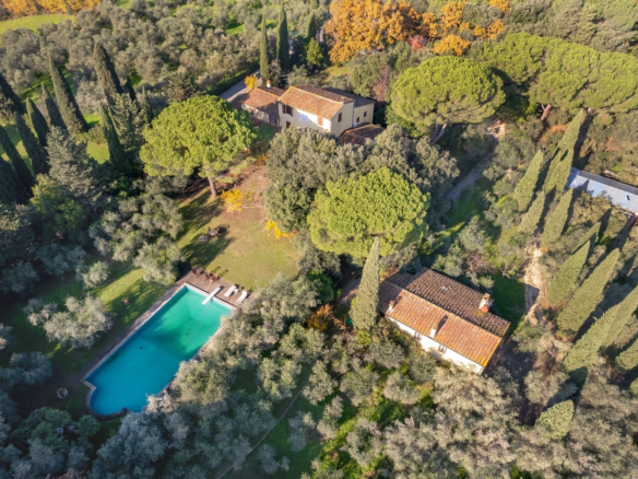 Eksklusiv villa med pool og privat dam i Pescia
