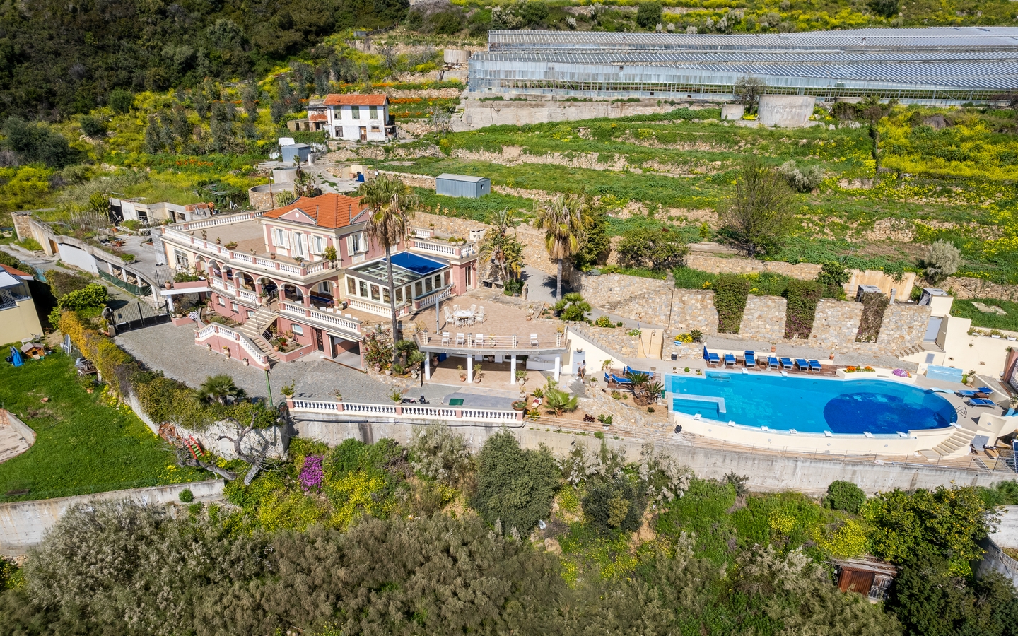 Exclusieve villa met panoramisch zeezicht en zwembad in Ospedaletti