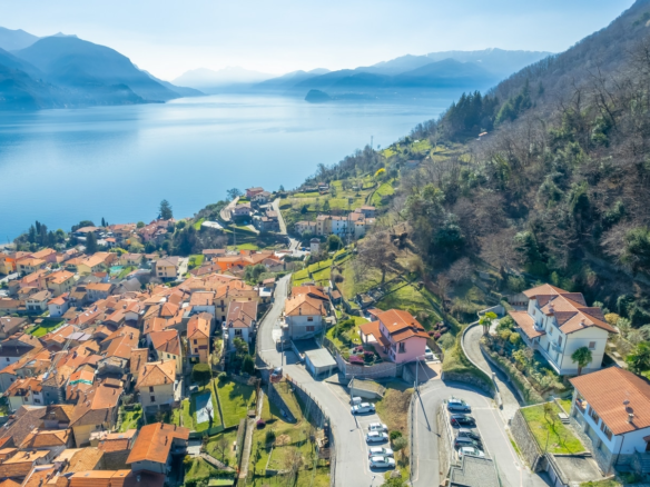 Exklusive neoklassizistische Villa mit atemberaubendem Blick auf den Comer See