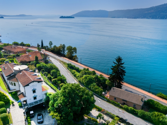 Exclusieve panoramische villa met stenen toren en zwembad in Verbania