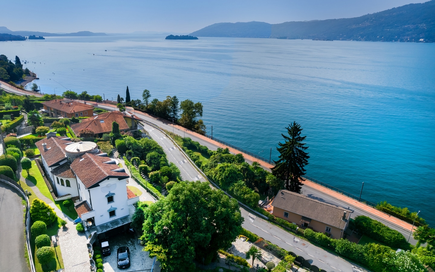 Exclusieve panoramische villa met stenen toren en zwembad in Verbania