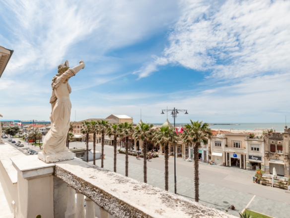 Eksklusivt penthouse med havudsigt i to etager i Viareggio