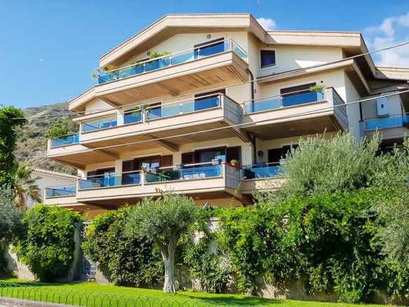 Lussuoso Appartamento Fronte Mare In Vendita A Taormina