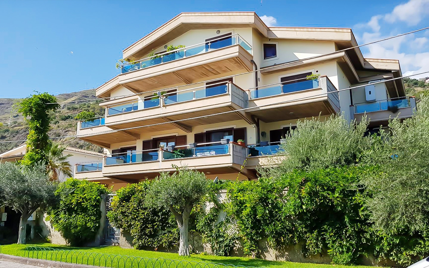 Lussuoso Appartamento Fronte Mare In Vendita A Taormina