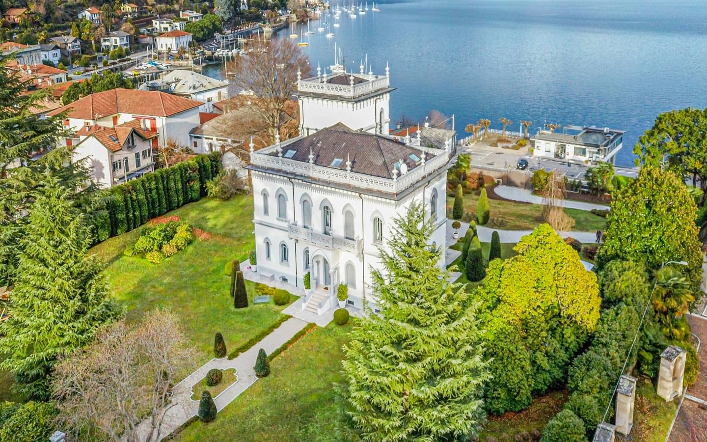 Moderna Villa Neogotica Sulle Sponde Del Lago Maggiore - Lesa