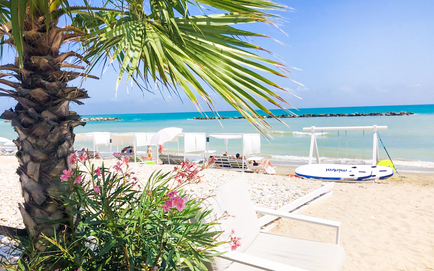 Modern en luxueus resort aan zee