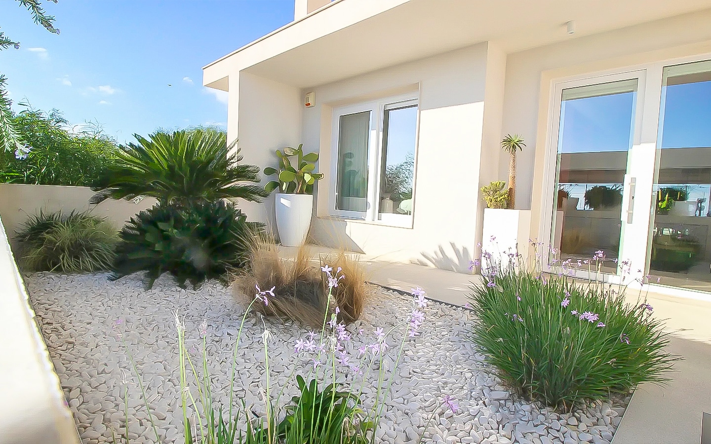 Teil der modernen Villa in Marina Di Ragusa