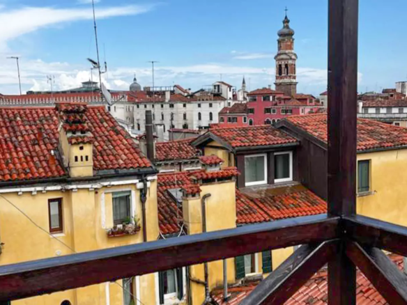 Prestigioso Appartamento Con Altana E Magazzino Nel Cuore Di Venezia