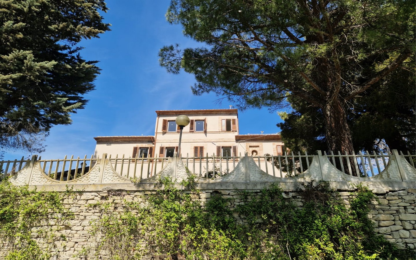 Prestigioso casale tra le colline marchigiane