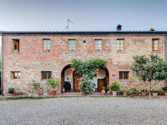 Proprietà Con Azienda Agricola Immersa Nella Campagna Toscana