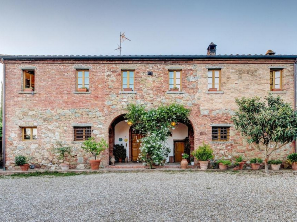 Proprietà Con Azienda Agricola Immersa Nella Campagna Toscana