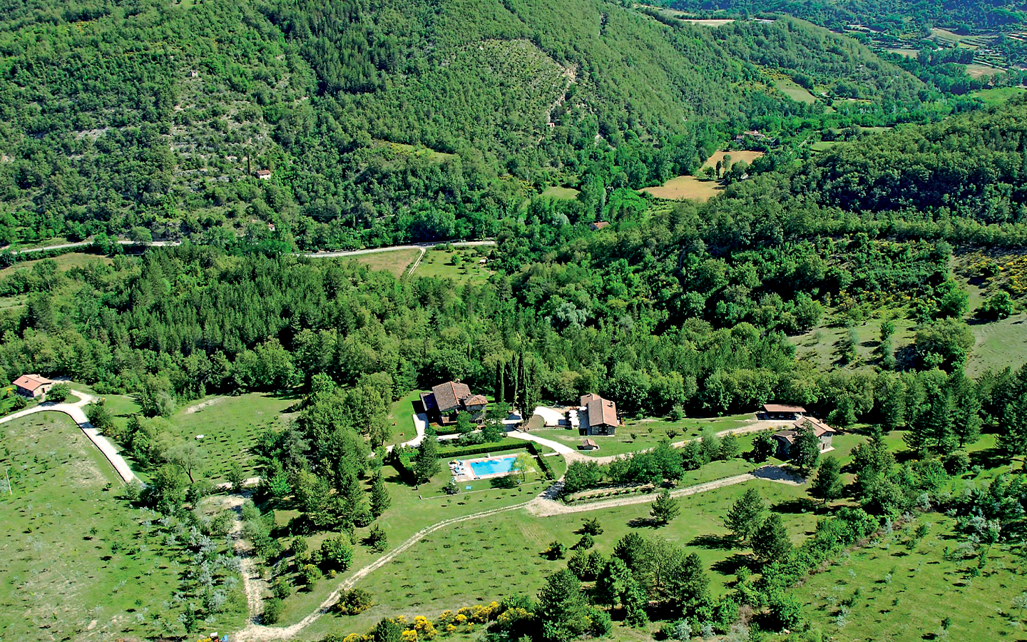 Proprietà Costituita Da Tre Casali Con Piscina Immersi Nel Verde - Chiusi Della Verna