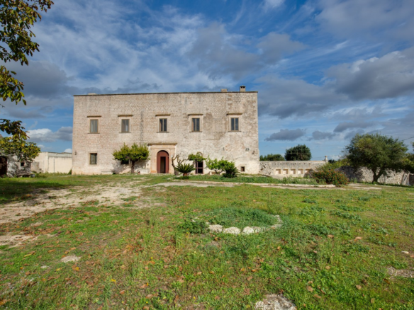 Splendid 17th century farmhouse with large land in Ceglie Messapica