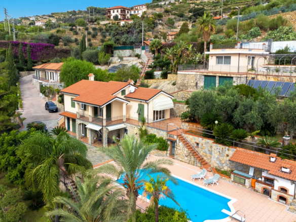 Splendida Proprietà Con Giardino E Piscina A Bordighera