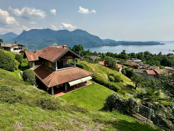 Prachtige villa met uitzicht op het meer op de eerste heuvel van Verbania Intra
