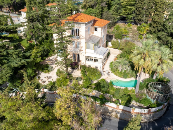 Prächtige Luxusvilla mit Pool im Zentrum von Sanremo