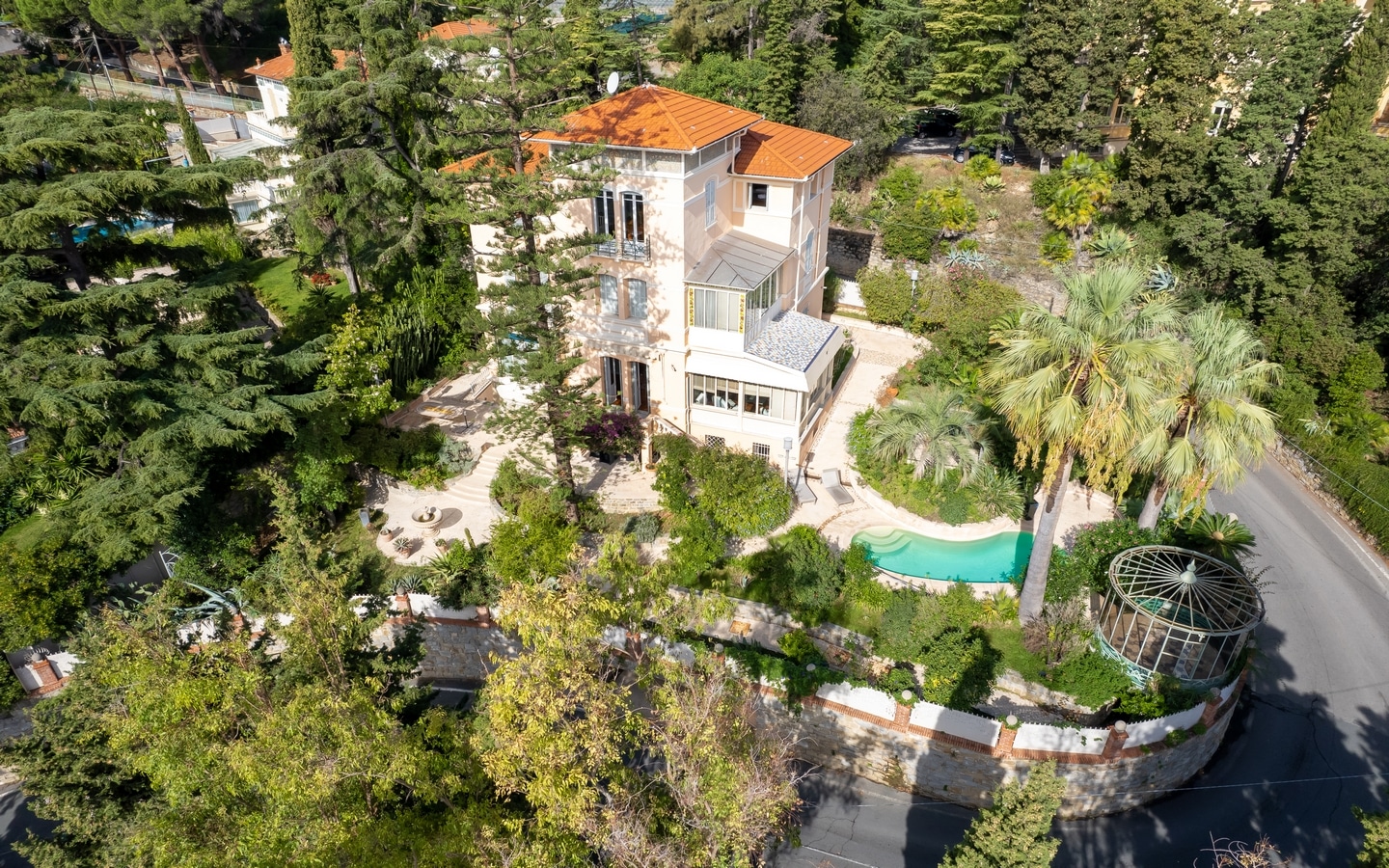 Prachtige luxe villa met zwembad in het centrum van Sanremo
