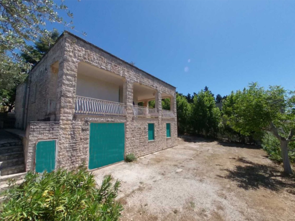 VILLA MIT PANORAMABLICK AUF DAS TAL