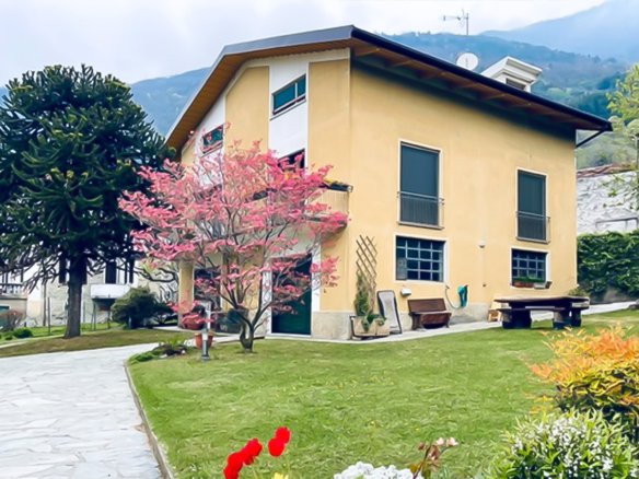 Villa avec grand jardin à quelques kilomètres du lac de Côme