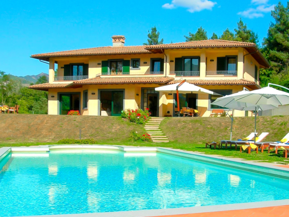 Villa Con Piscina E Ampio Giardino Con Vista Panoramica A Castelnuovo Di Garfagnana
