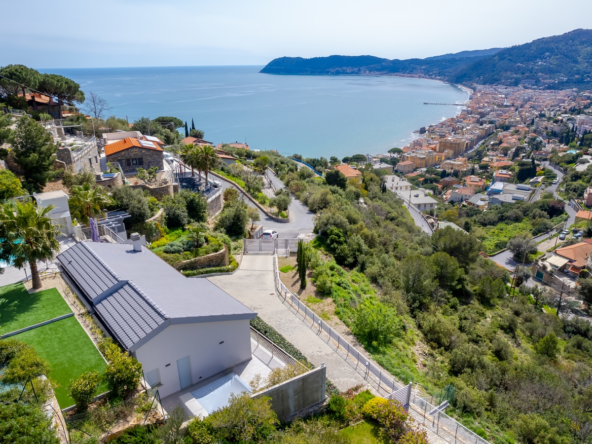 Nybygd villa med basseng og fantastisk havutsikt - Alassio