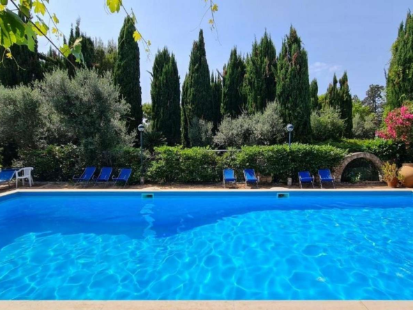 Villa im Grünen mit gemeinsamem Pool