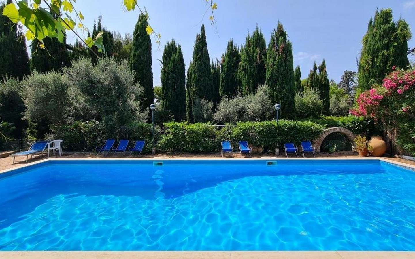 Villa im Grünen mit gemeinsamem Pool